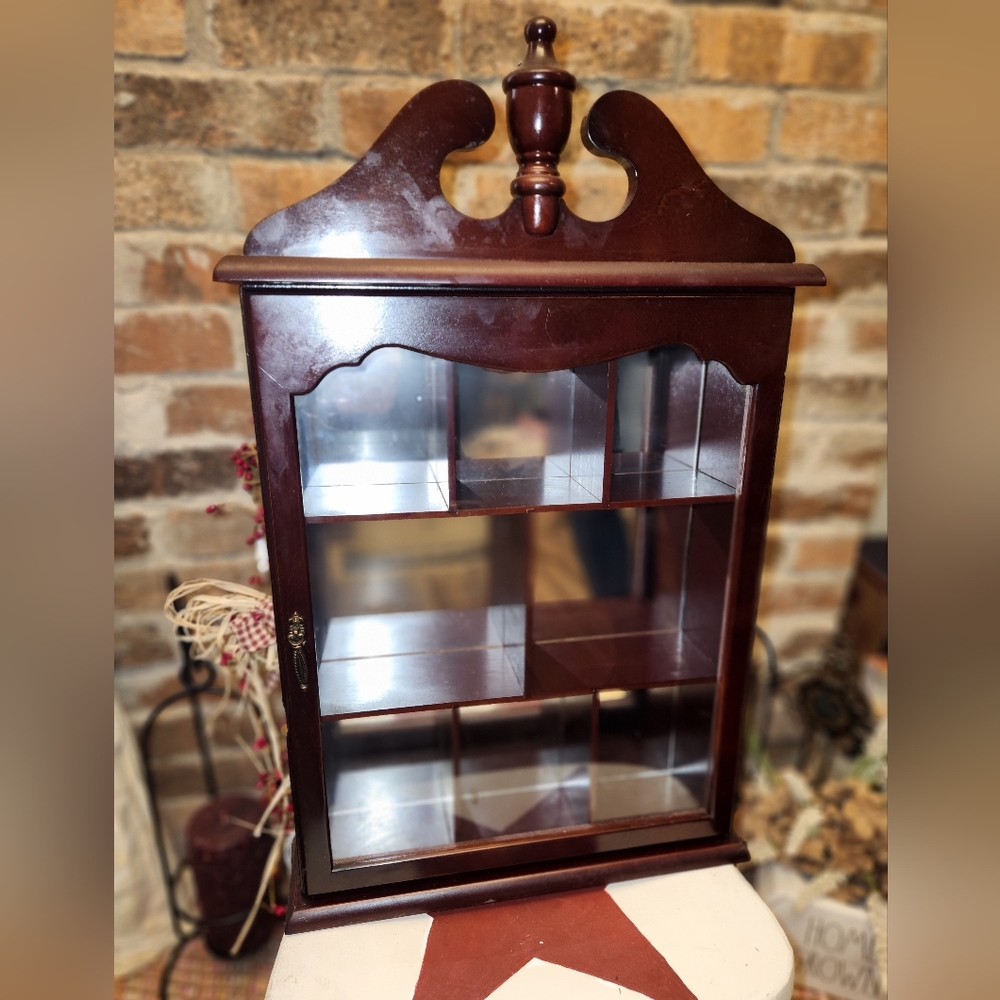 Wall curio cabinet